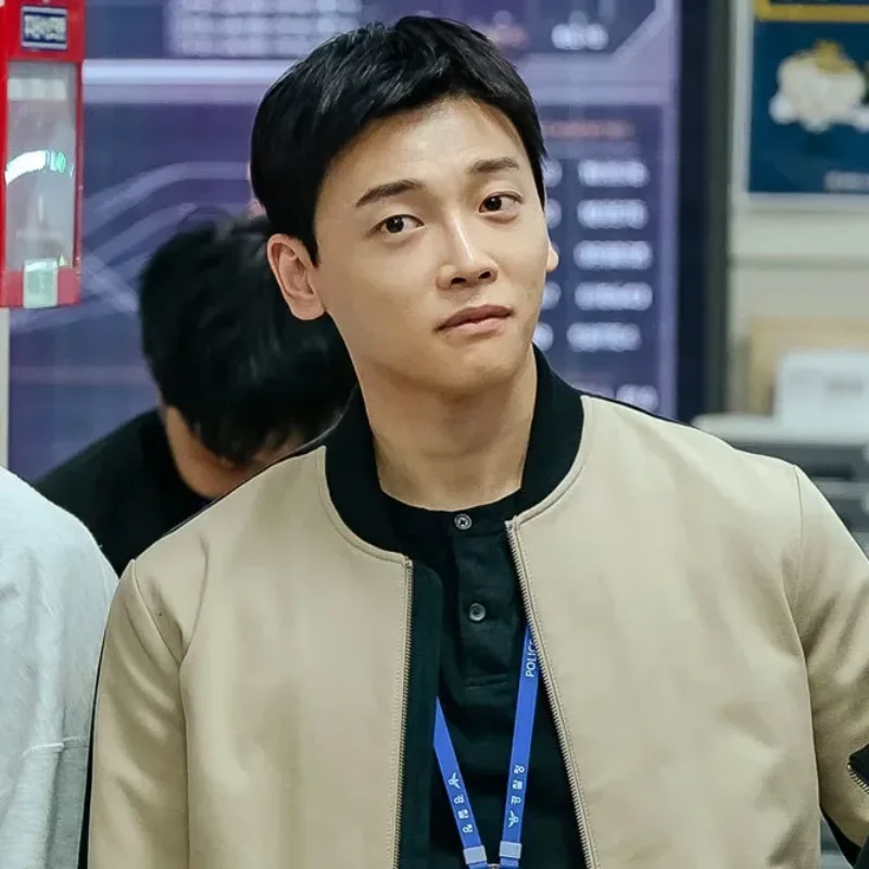 어느 경찰서를 배경으로 베이지색 점퍼를 입고 서있는 국민사형투표의 반상재