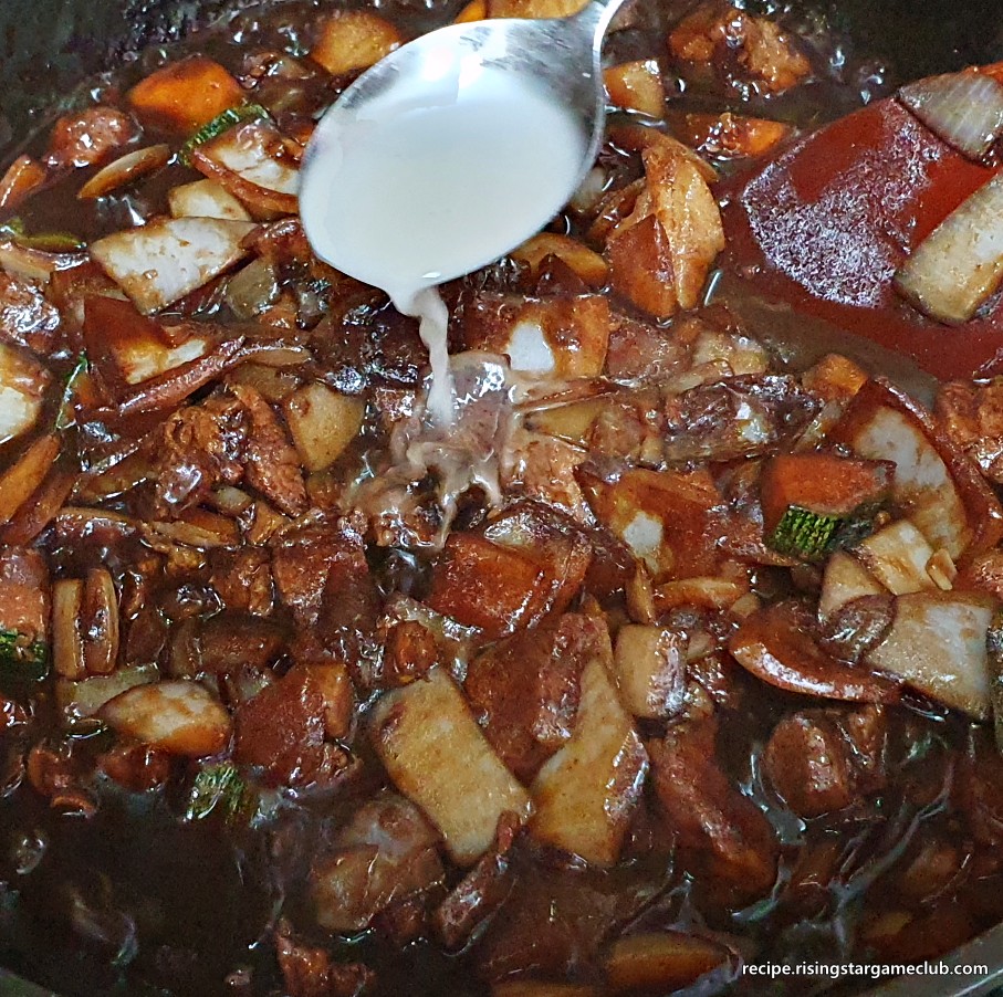 짜장밥을 하기 위해서 볶아진 짜장 재료에 감자 전분물을 넣어 점도를 맞추는 사진