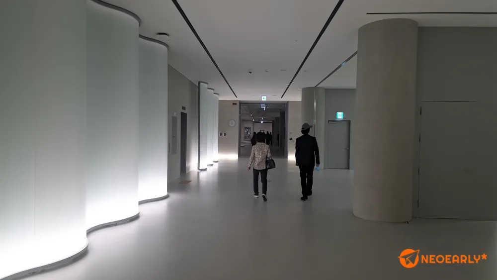 내부에도 기와 곡선에서 따온 메타포들이 적용되어 있습니다.