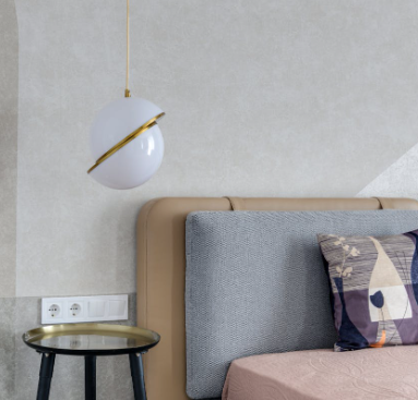 침대 옆에 펜던트 조명과 협탁이 어우러진 현대적인 침실 인테리어