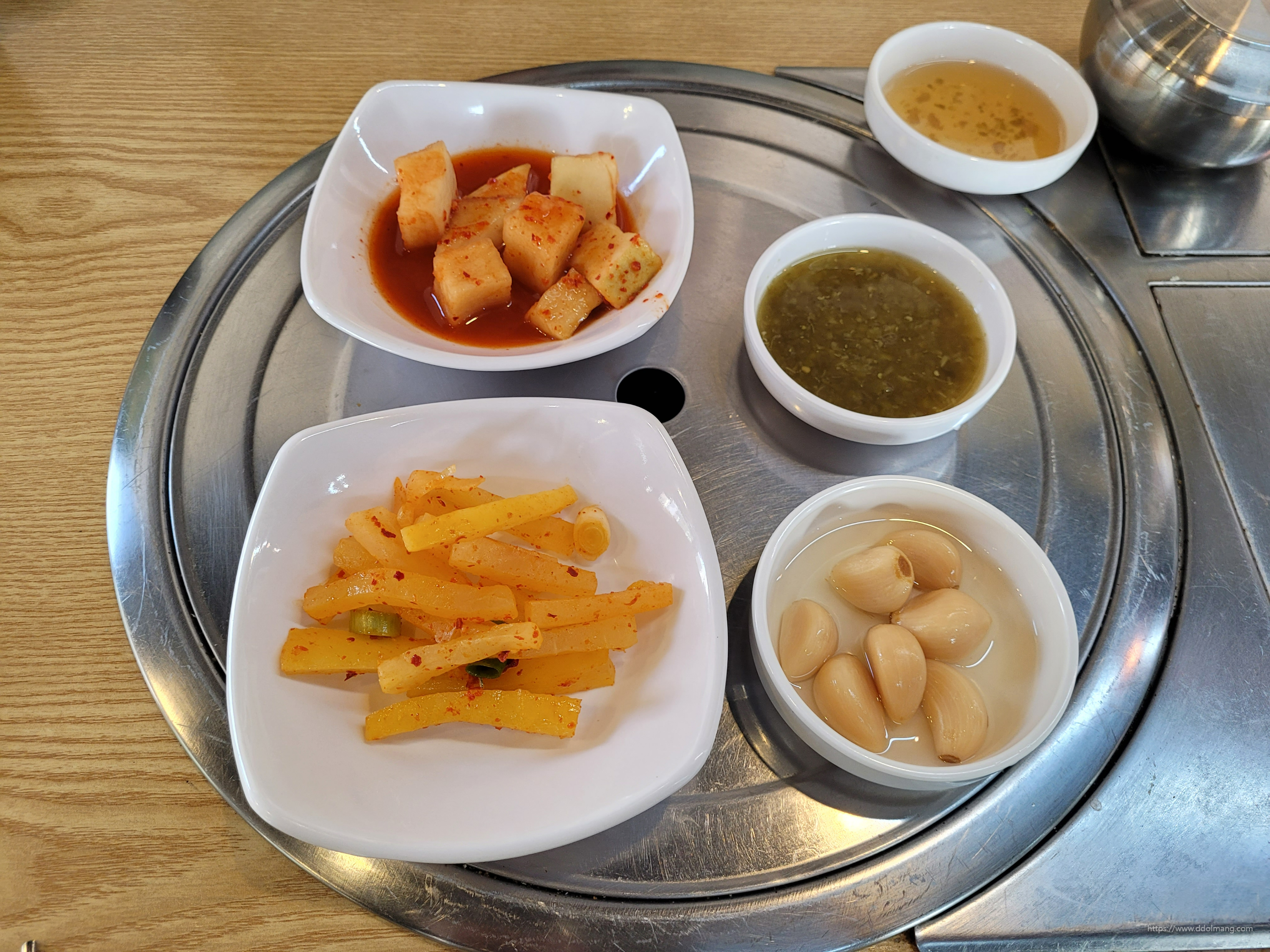 깍두기, 단무지, 마늘절임 등 기본반찬