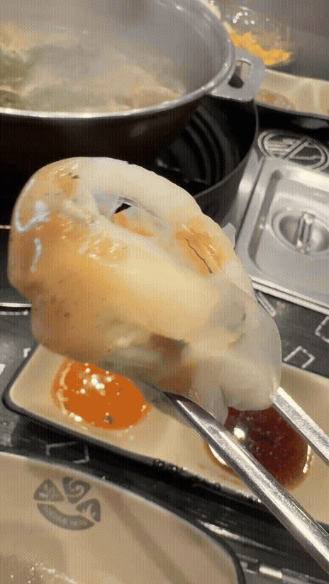 소담촌 김포한강신도시점 월남쌈, 라이스페이퍼에 고기와 채소를 싸서 소스에 찍어 먹는 장면