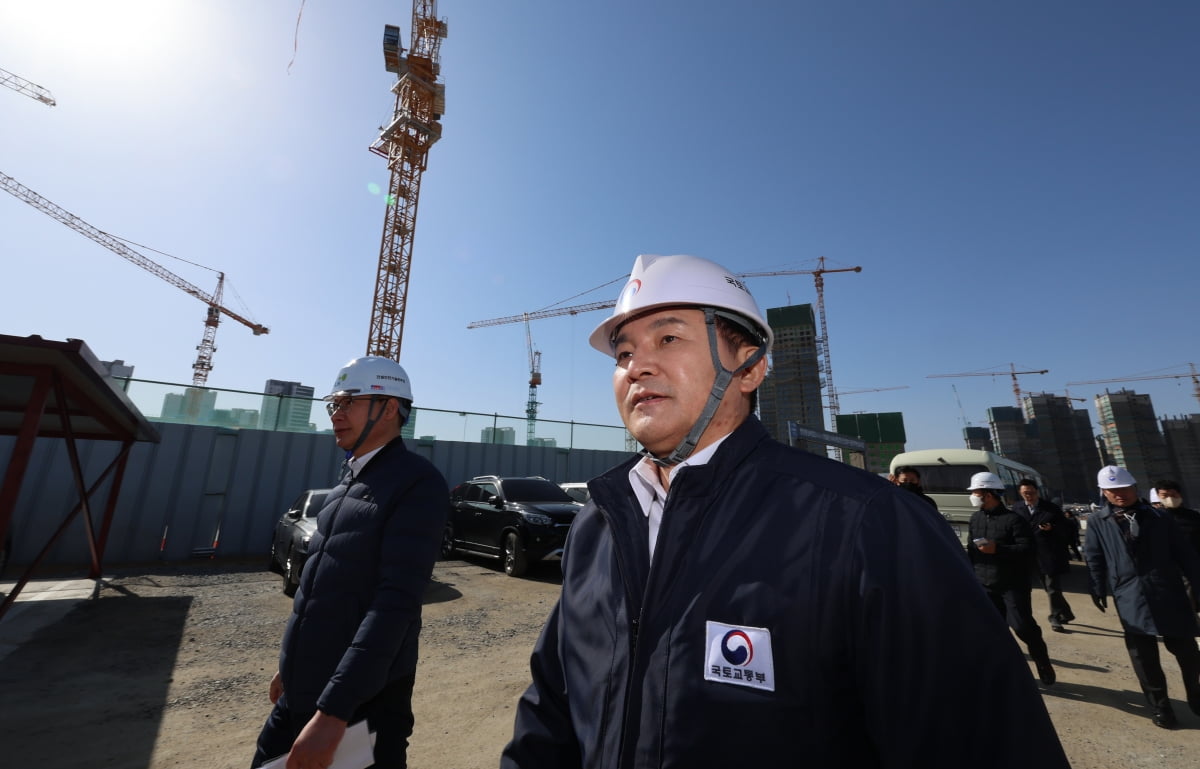원희룡 전 국토교통부 장관이 세종시 연기면의 한 건설 현장을 방문해 타워크레인 관련 안전수칙 준수 등 운영상황을 점검하고 있다.