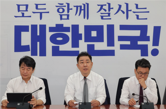 2025년 7월 15일, 김병기 원내대표는 인사청문 절차를 정책 역량 중심으로 전환하겠다며 청문회법 개정안을 제시했습니다. 도덕성·신상 검증은 비공개로 전환하고, 정책과 비전 검토는 공개로 명확히 구분하겠다는 방침입니다. 정쟁 위주의 청문 관행을 줄이고, 국회의 검증 기능을 실질적인 정책 평가 중심으로 재구성하려는 시도입니다.