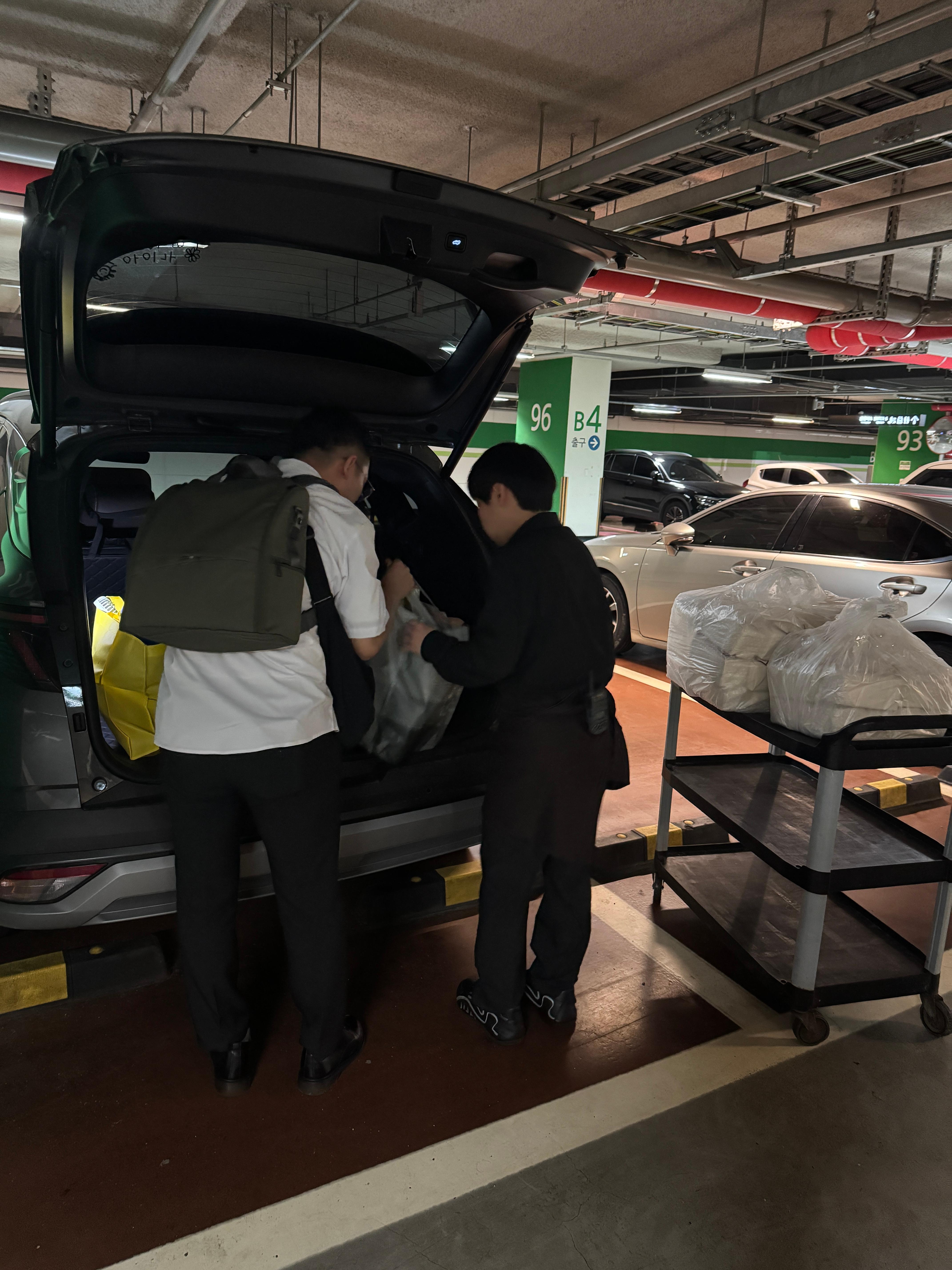 상봉 더 아너스 업체 직원분이 짐 픽업해주시는 사진