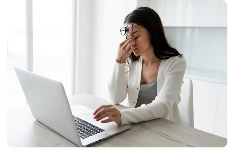 몸이 피곤해 지쳐 있는 직장인