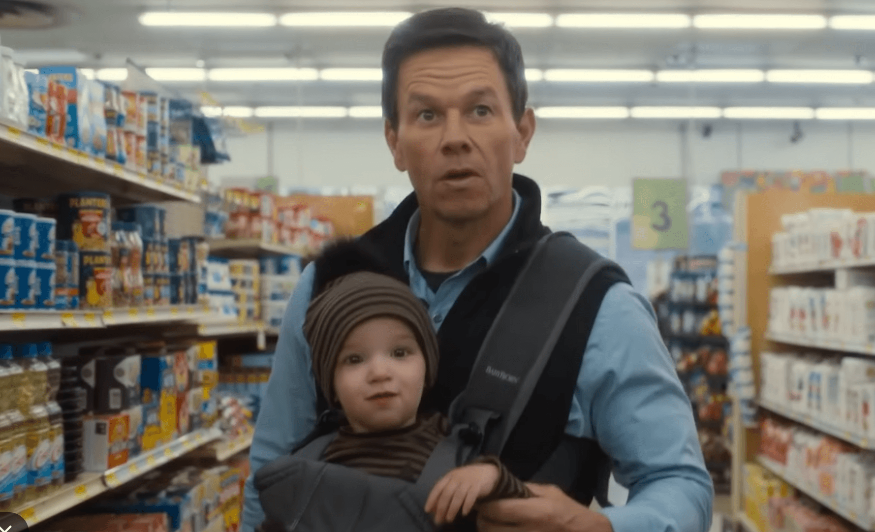 영화 패밀리 플랜 한 장면