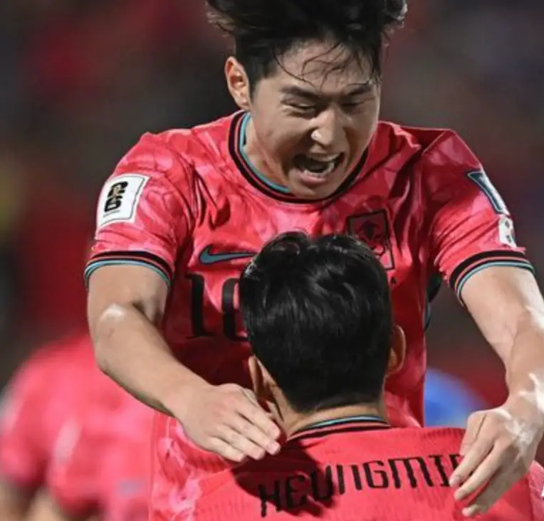 태국전- 붉은 유니폼 이강인이 뛰어서 손흥민에게 안기기 전 모습