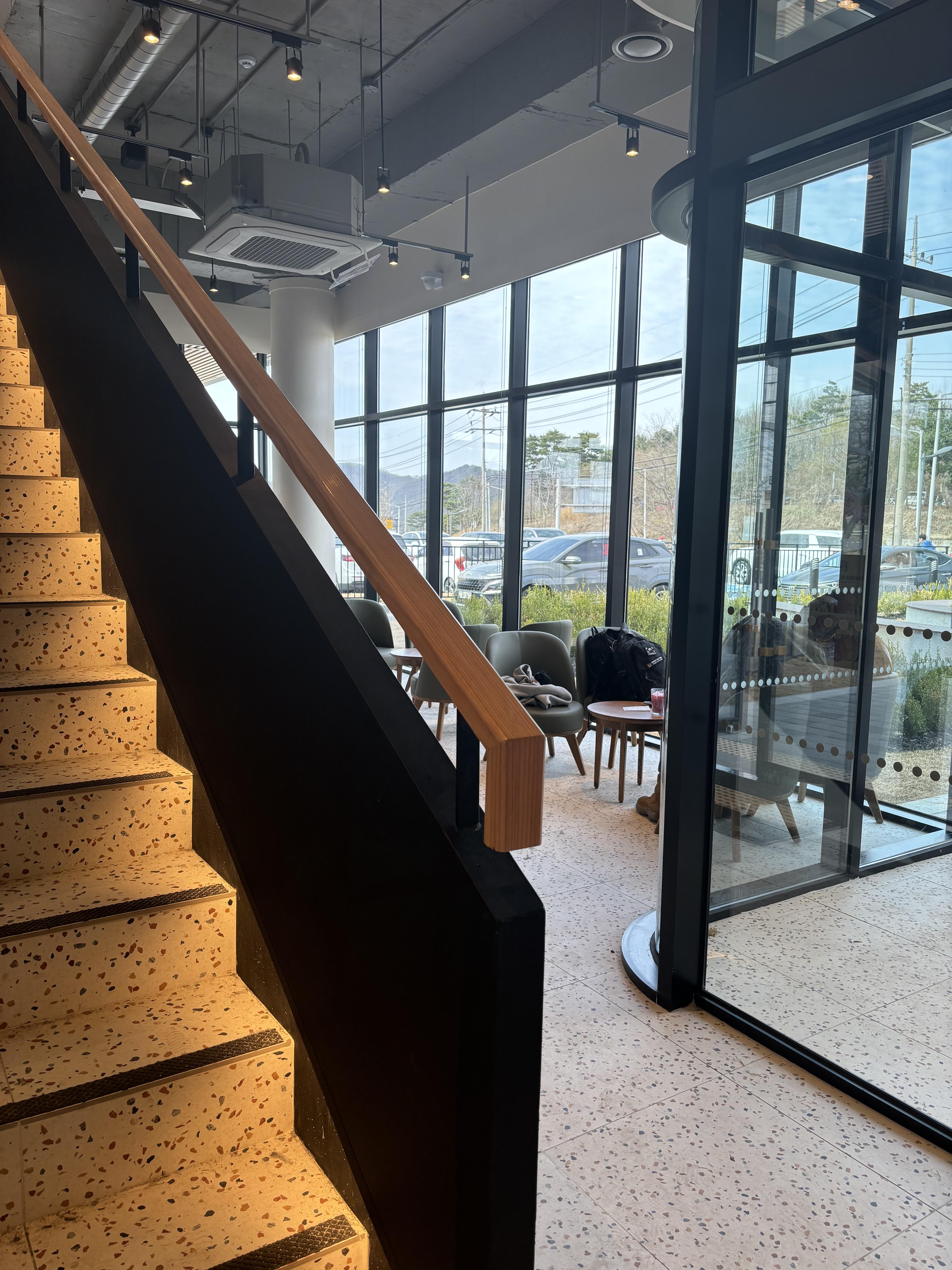 스타벅스 연천전곡DT점 1층 매장