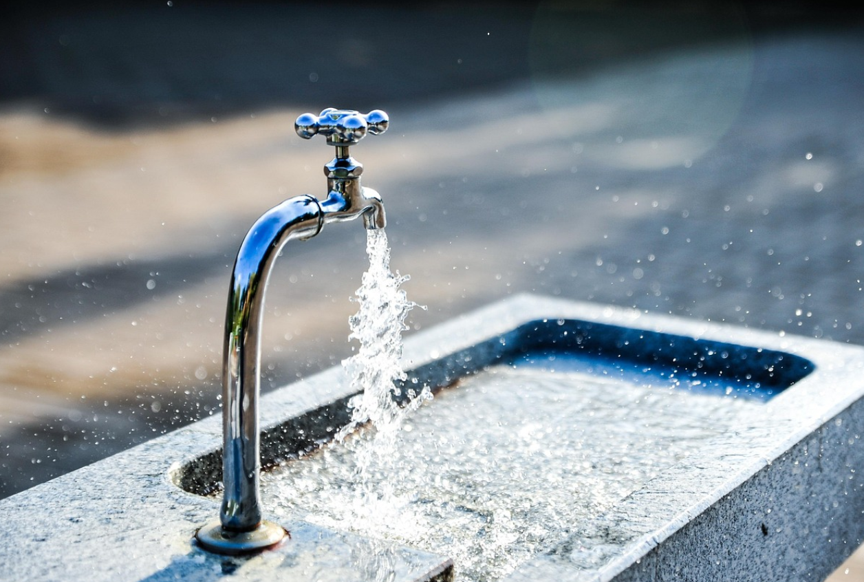 수도에서 물이 나오는 사진