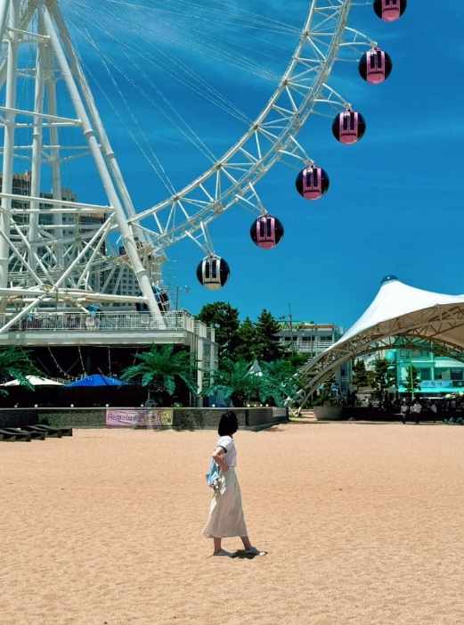 속초아이-대관람차와-속초해수욕장-모래사장
