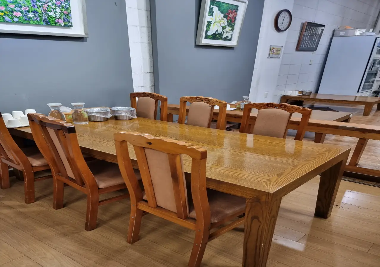 입식-테이블-의자-셋팅