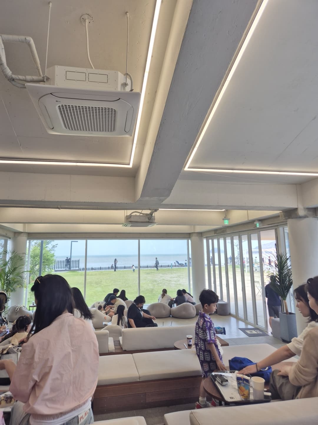 미음_1층_뷰_계단식_극장식_좌석_모두_오션뷰_데이트_코스_및_가족_나들이_카페로_최적