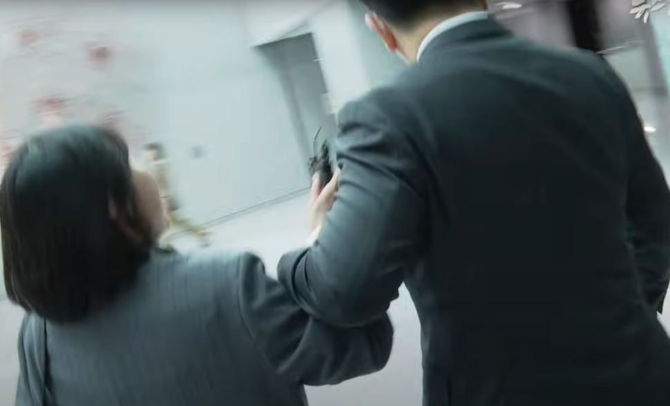 권성동 국민의힘 원내대표가 16일 국회 의원회관에서 열린 ‘헌재, 선관위 개혁 어떻게 할 것인가’ 토론회가 끝난 뒤 이동하던 중 추가 질문을 하기 위해 따라 붙은 뉴스타파 이명주 기자의 취재를 거부하며 이 기자의 손목을 잡아 끌고 가고 나가고 있다. 뉴스타파 유튜브 영상 갈무리