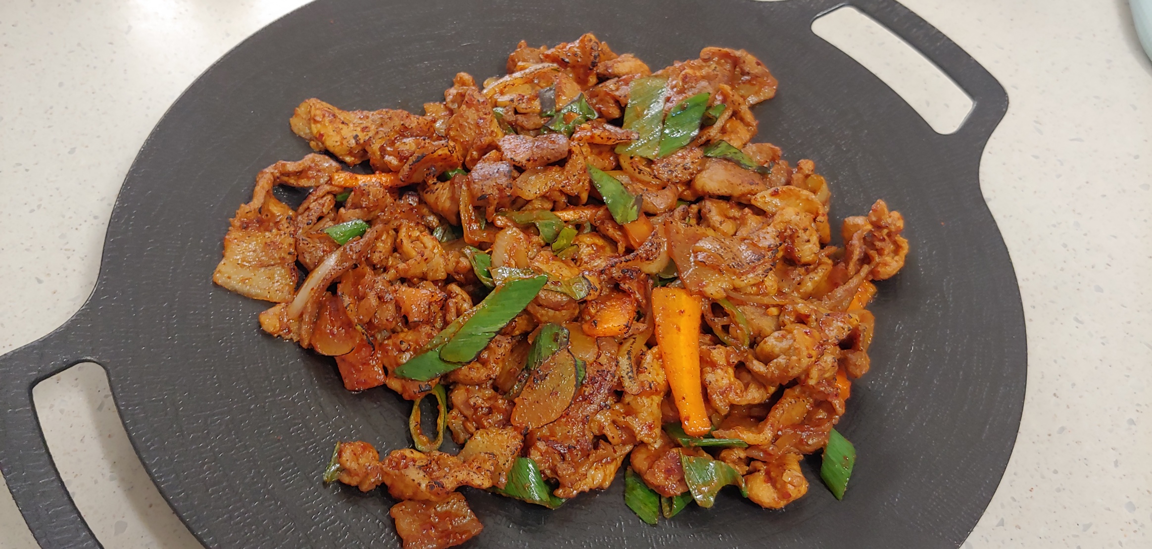 사실 제육볶음하면 떠오르는건 고추장 제육볶음이고 근본이라 생각합니다.