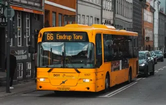 버스가 정차해있는 모습