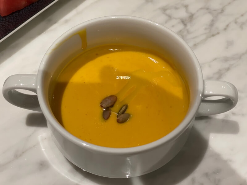 잠실 소피텔 32층 클럽 밀레짐 라운지 - 단호박 크림스프