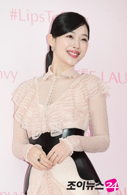 故 설리가 생전 한 브랜드 행사에서 활짝 미소를 짓고 있다. [사진=정소희기자 ]