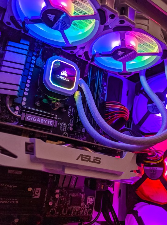 구형 메인보드와 신형의 차이점 (기술, 확장성, 안정성)