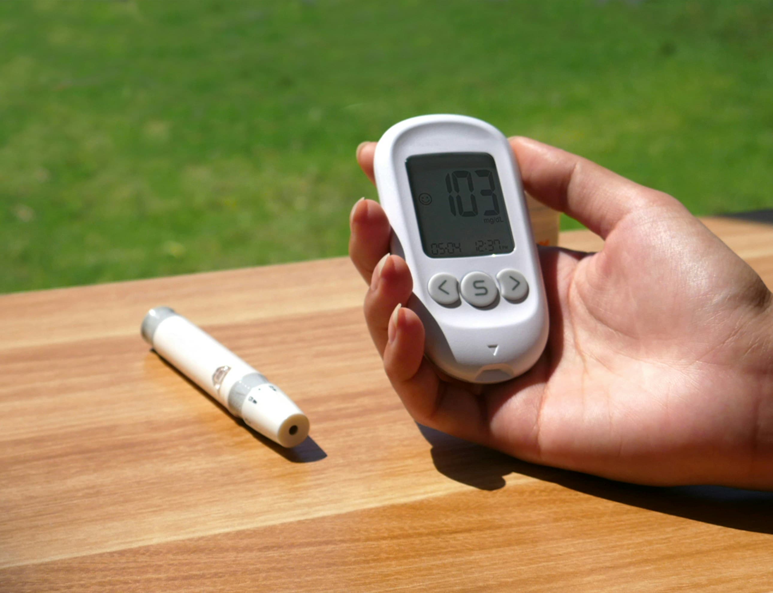혈당 조절하기: 혈당 측정기를 들고 있는 손