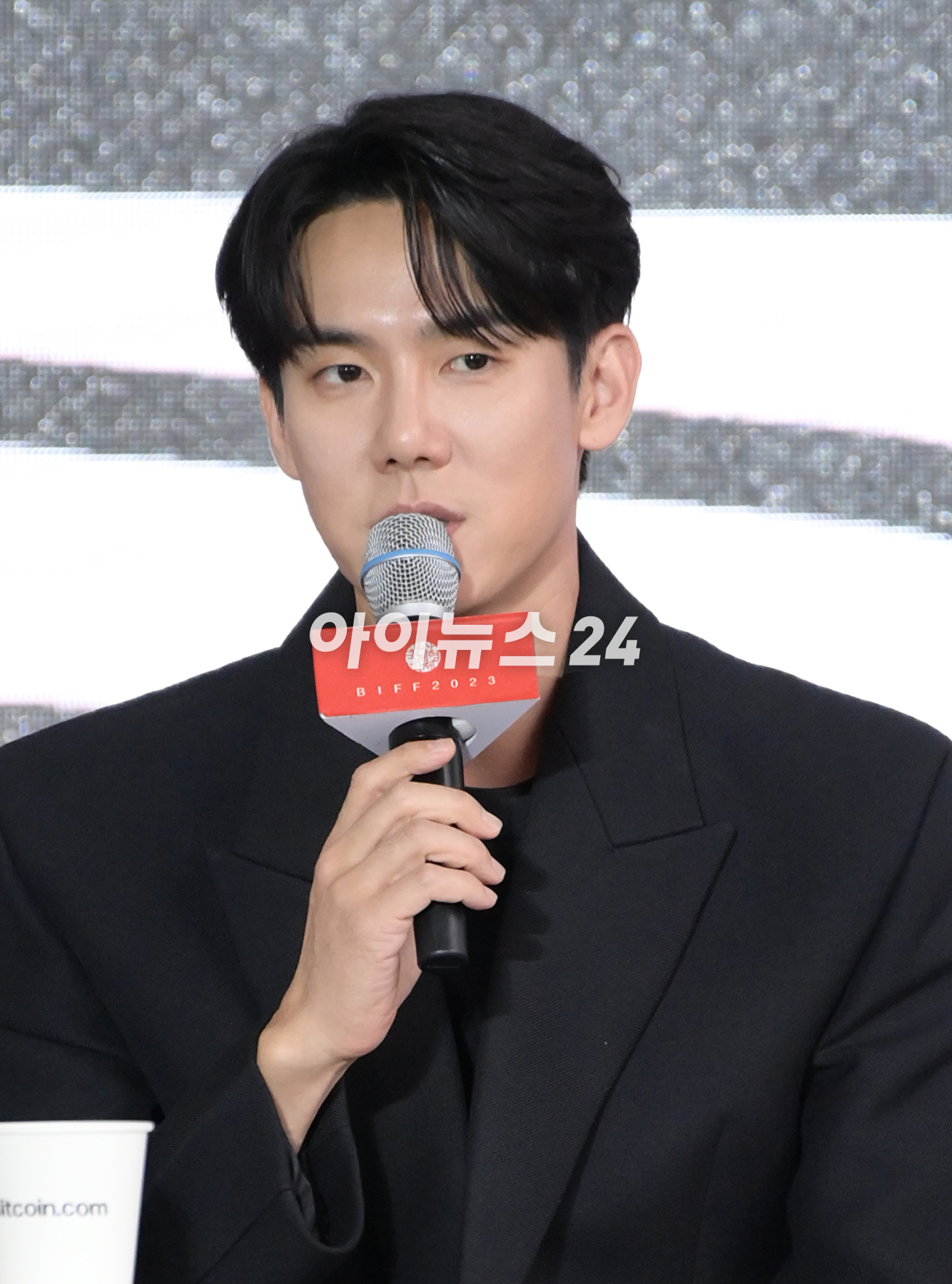 배우 유연석이 6일 오후 부산광역시 해운대구 영화의전당에서 진행된 제28회 부산국제영화제 '운수 오진 날' 오픈토크에 참석하고 있다. [사진=정소희 기자]