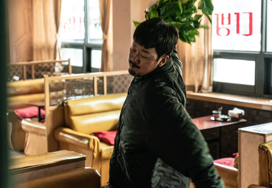 영화 브로큰 문영이 왔을 것으로 예상되는 연안다방에서 시비붙은 양아치를 때려눕히는 민태