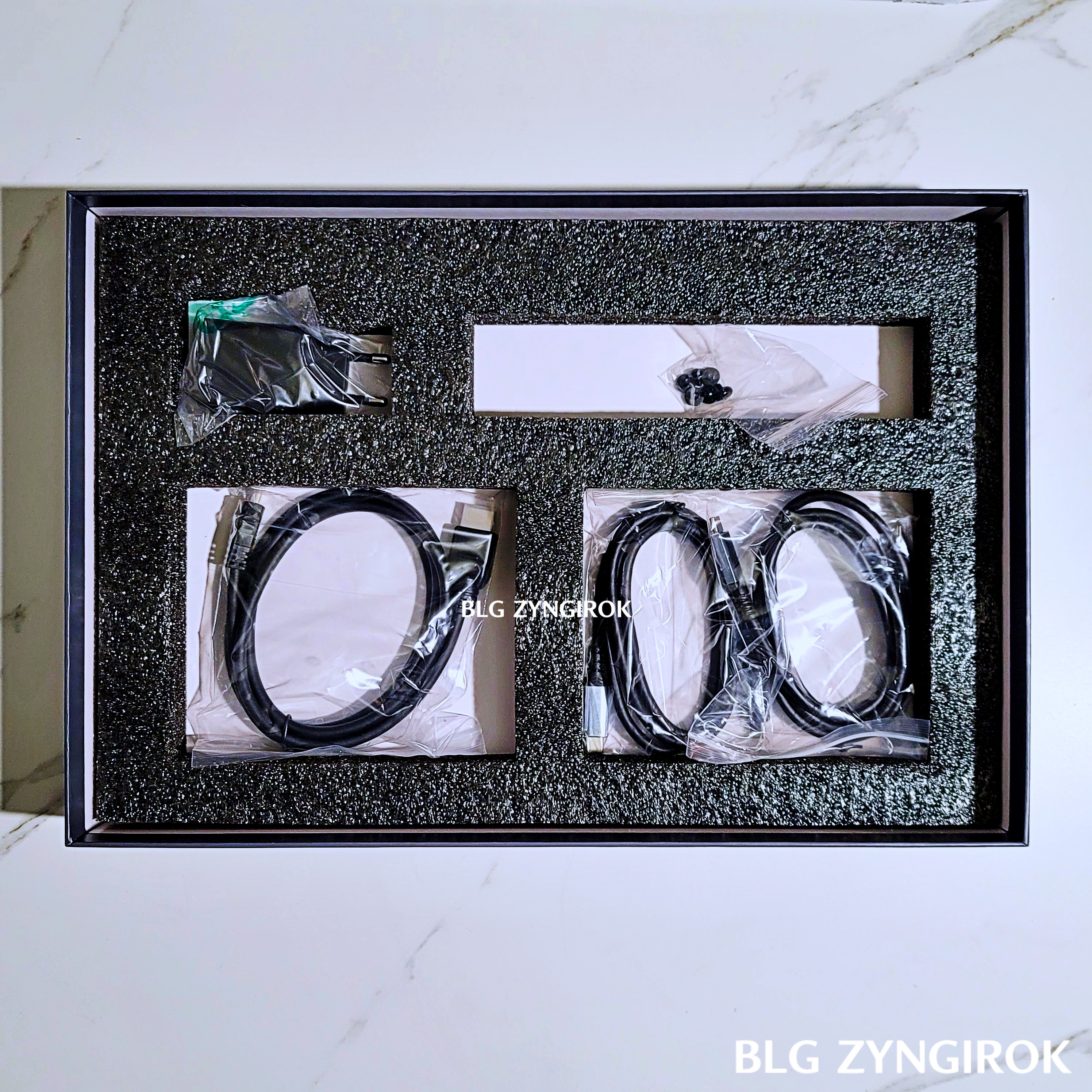 각종 케이블과 충전기 나사가 상자안에 들어있다.