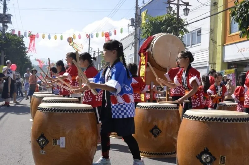 굿찬쟈가 축제 북 치는 행사
