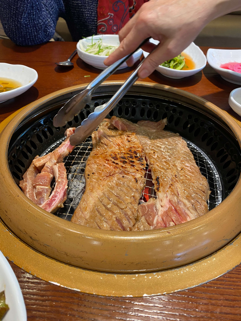 사가정 이학갈비 갈비를 직접 구워주시는 모습이다.