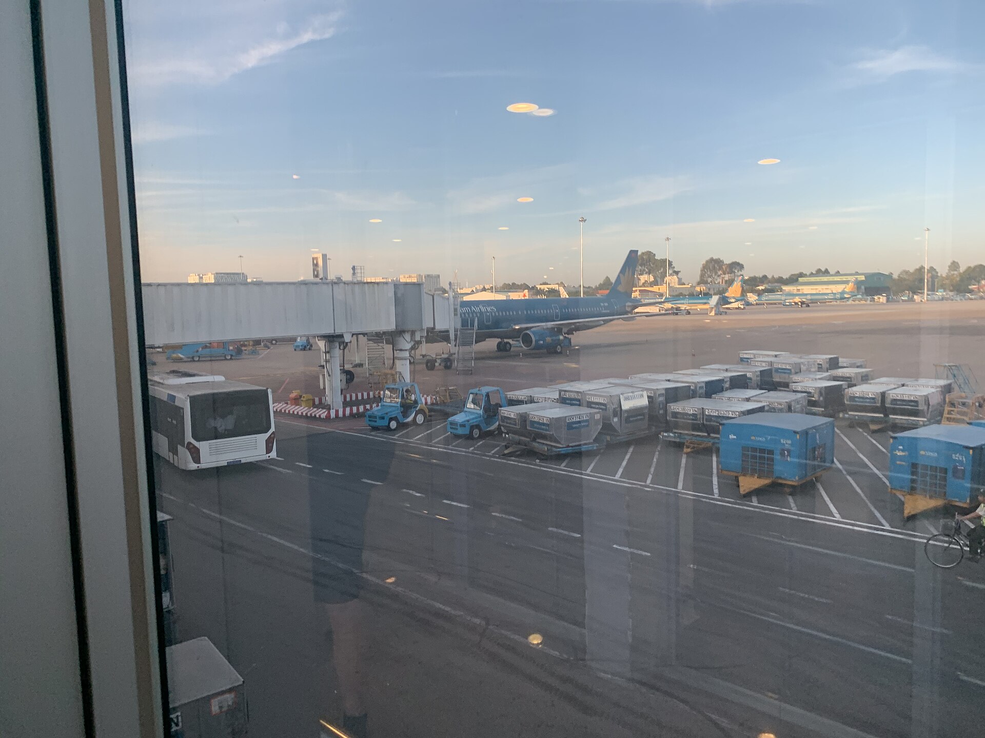 떤선녓 공항 창밖으로 본 이른 아침 계류장, 2020-01-02 촬영