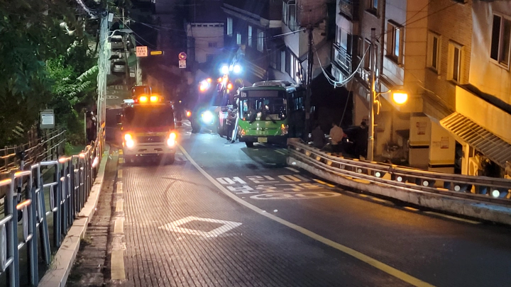 응봉동 마을버스 8번 사고 제보 사고가 난 꼭대기에서 밀려내려간 마을버스의 모습