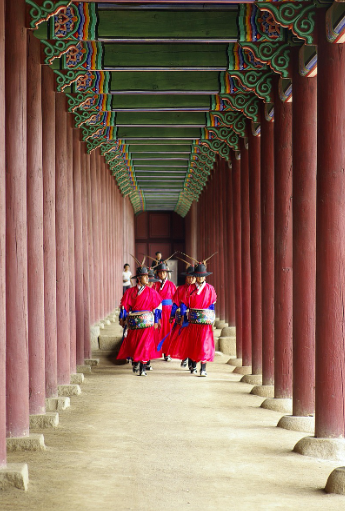 덕수궁에서 북치고 행사하는 장면