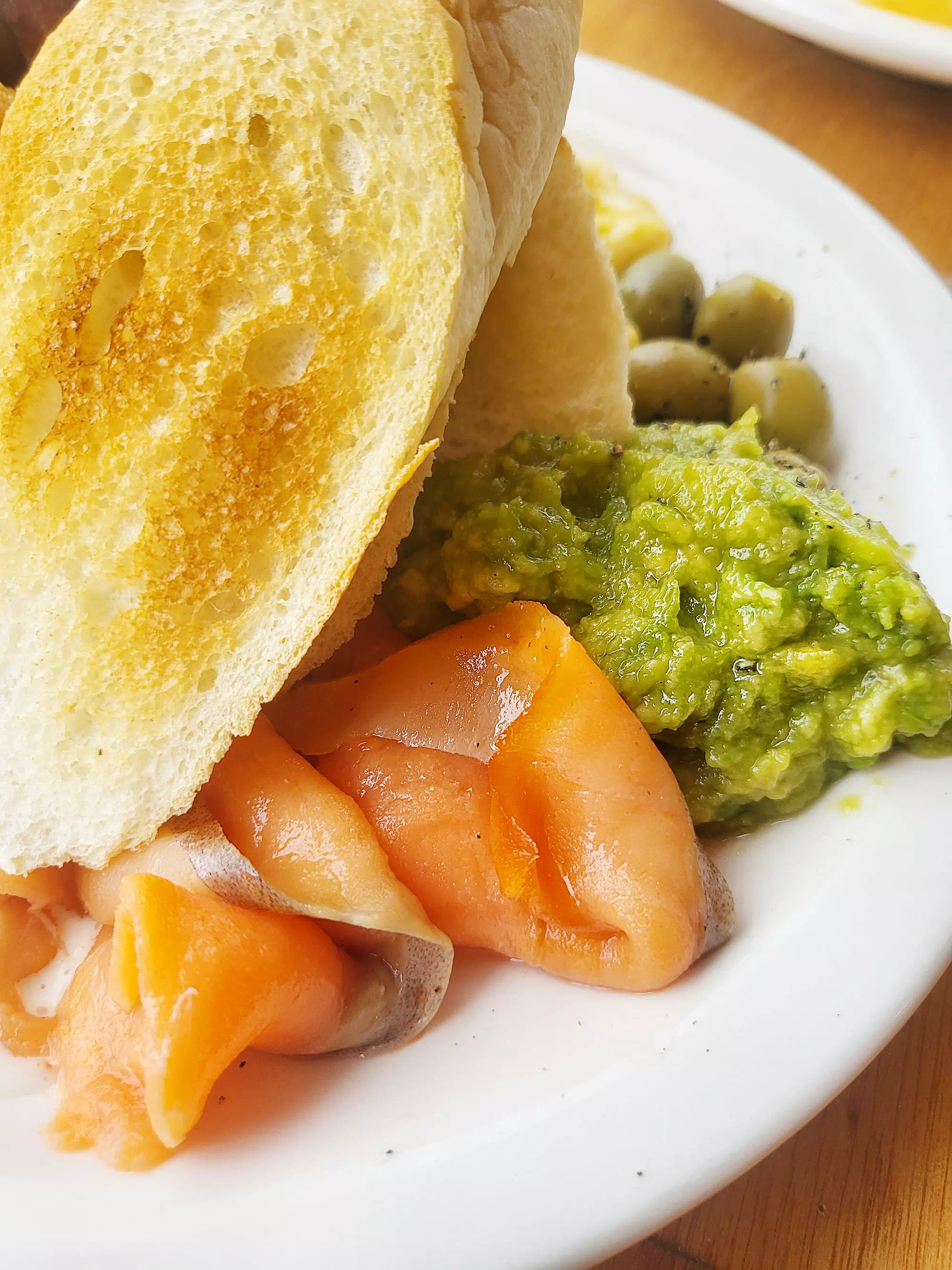 연어와 과콰몰리