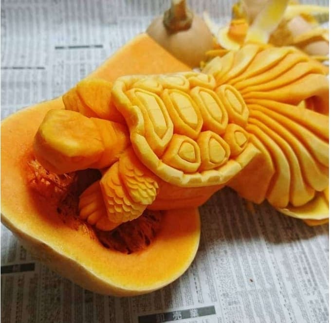 브로콜리 줄기로 뛰어오르는 생선을 조각하다