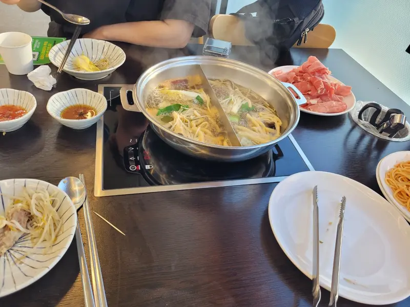 수원 호매실 편편집에서 샤브샤브와 편백찜, 월남쌈을 무한리필로 즐기는 테이블 세팅과 신선한 고기, 야채, 소스