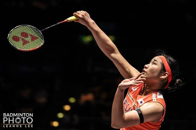 스매싱하는 안세영 사진