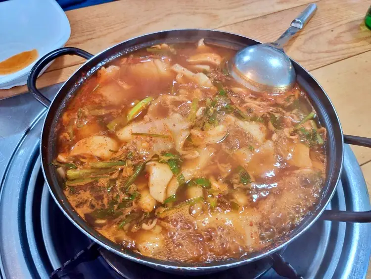 현장치고 고소한 향 퍼지는 민물 새우 얼큰 칼국수, 민물새우탕 새뱅이 매운탕 민물새우 한상 대전 괴정동 용문역 맛집 추천