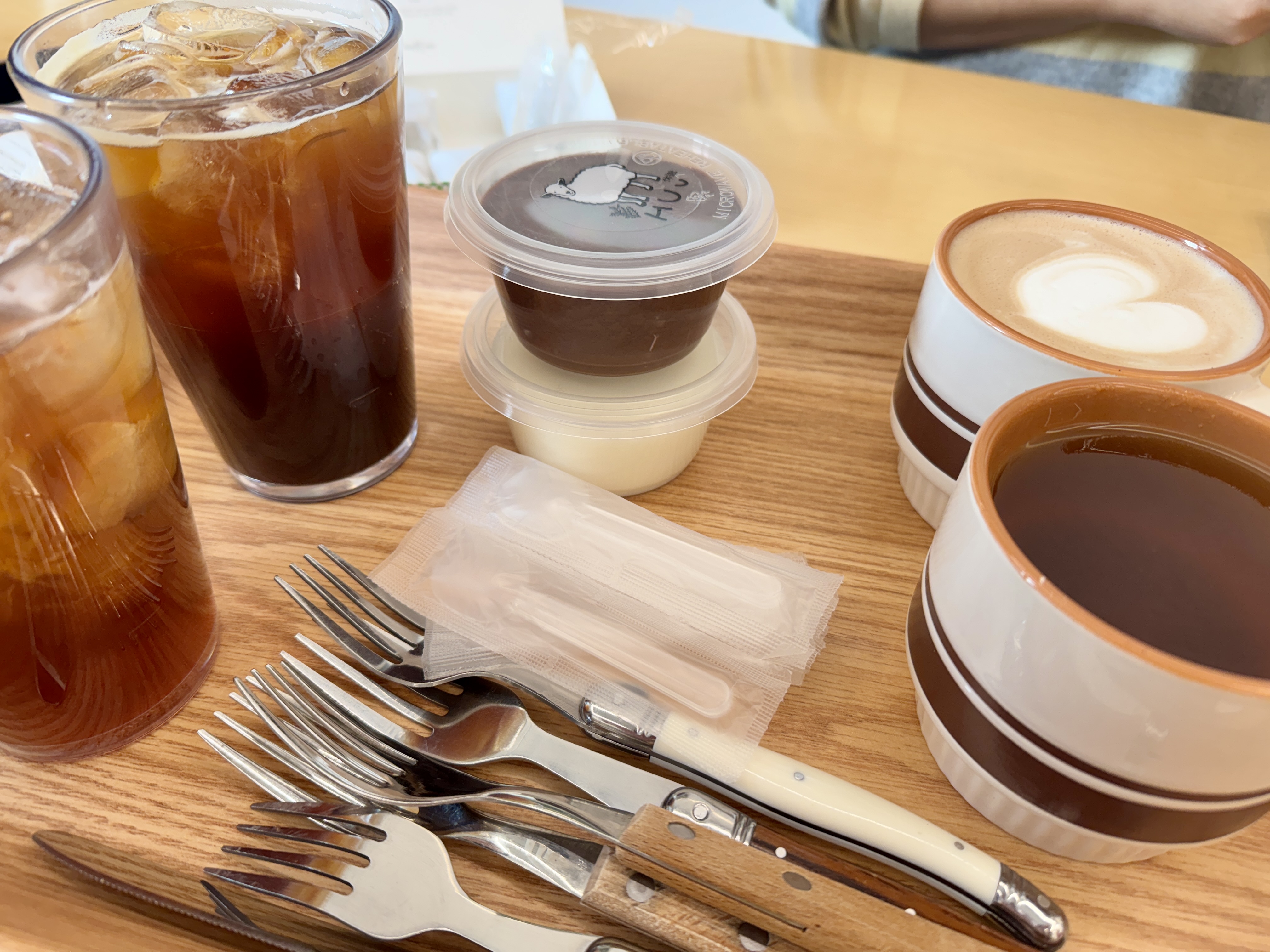 분당 미금역 카페 휴유에서 주문한 커피와 푸딩, 디저트 트레이