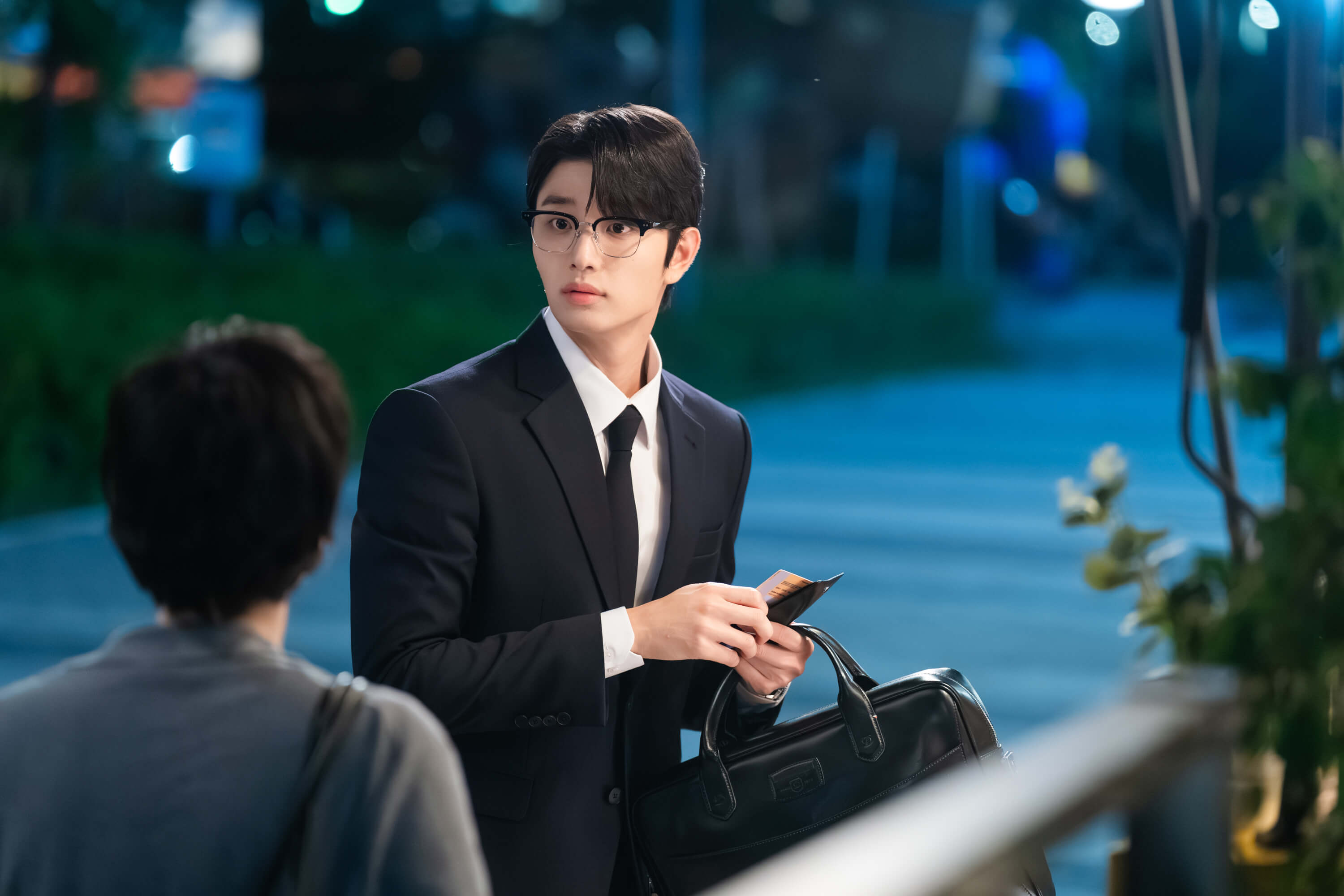 유미의 세포들 시즌 3 주인공 신순록이 유미를 쳐다보는 모습