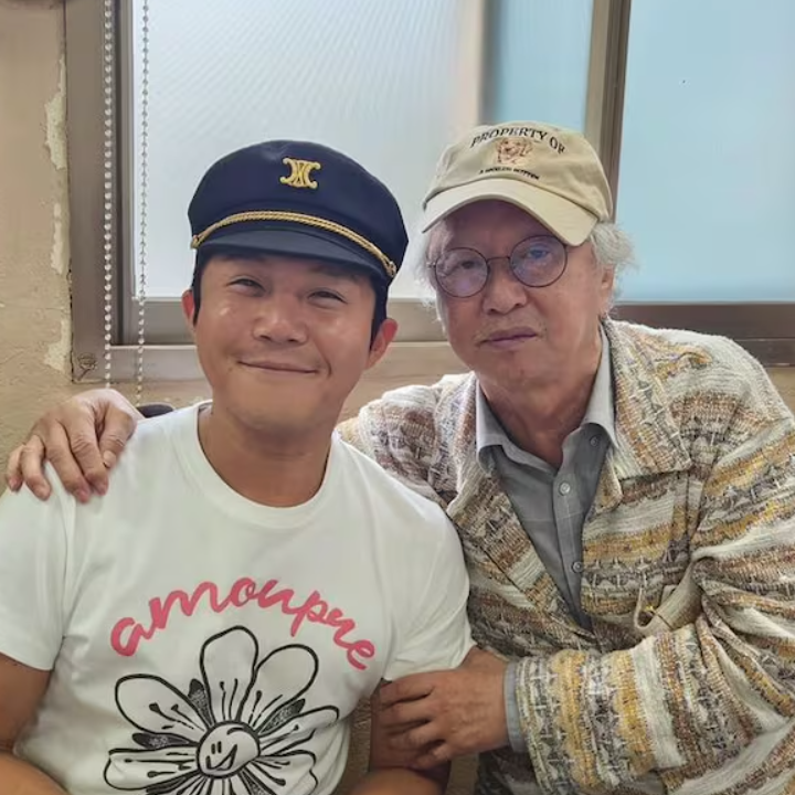 코미디의 거장 전유성 후배들과 함께 웃음을 나누는 전유성