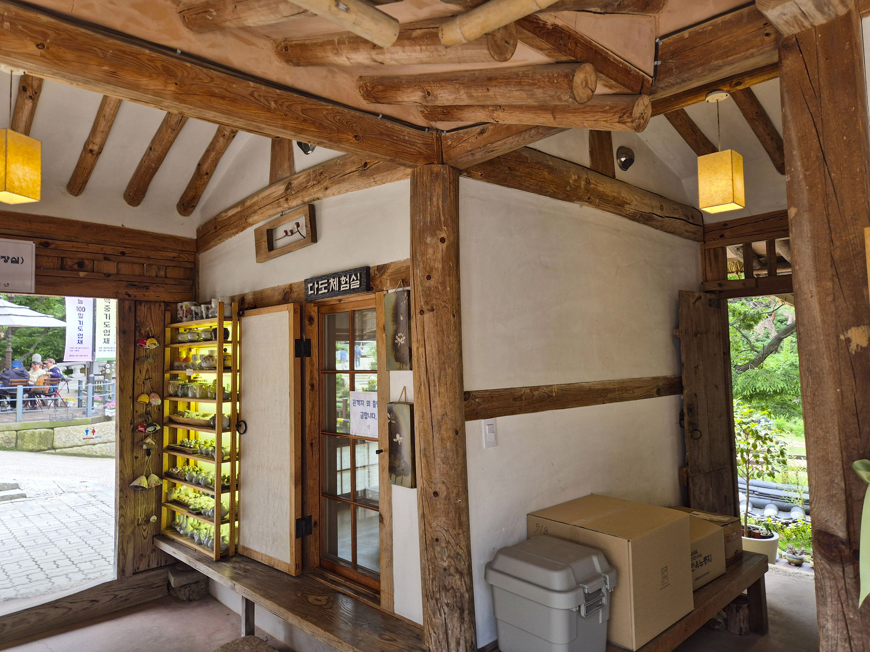 진관사 카페의 실내 앉는 공간