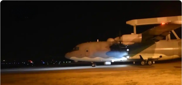 중국공군비행기가야간비해하는사진