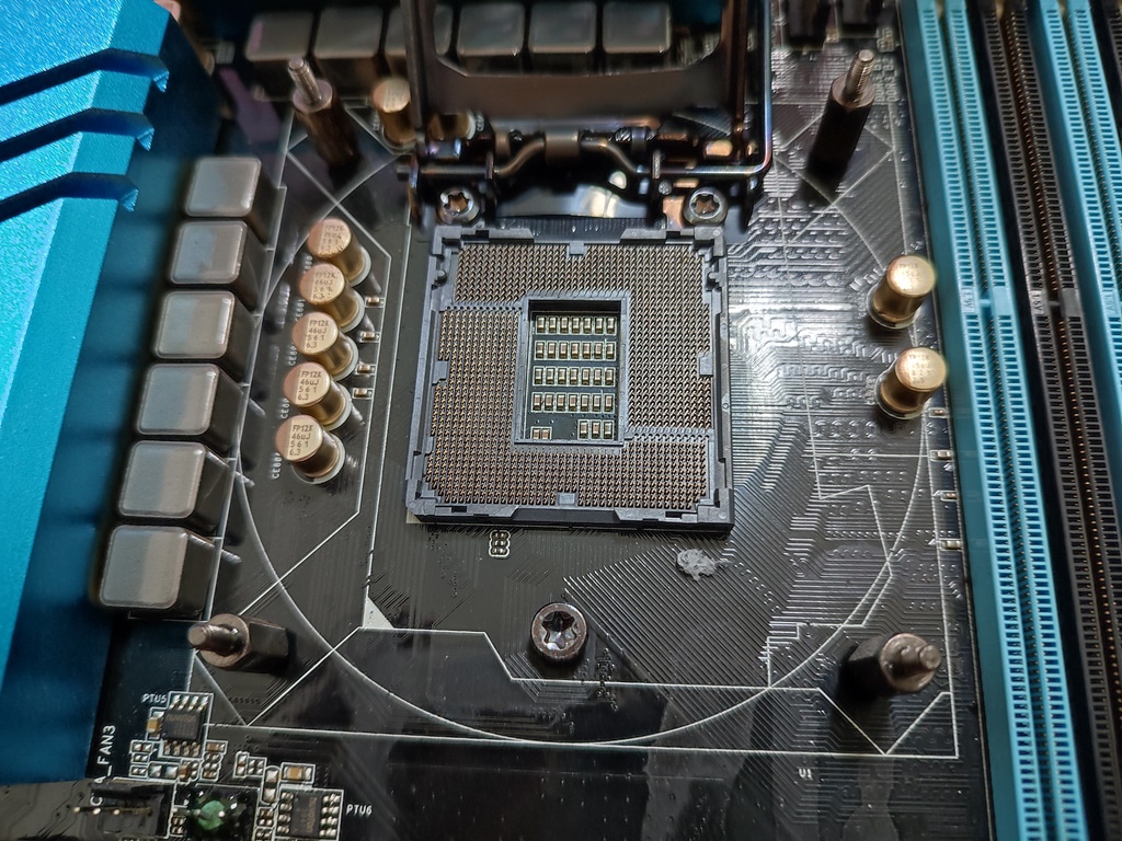 메인보드를 따라서 흘러내린 냉각수 (CPU소켓)