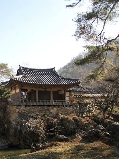 한국의 정자 모습. 사방이 뚫린 정자는 천고가 높다.