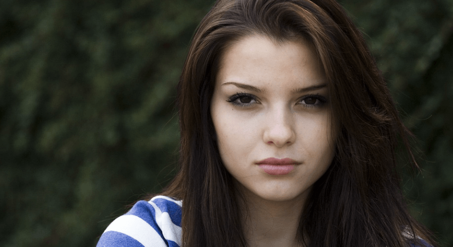 갈색머리 여성이 정면을 바라보다