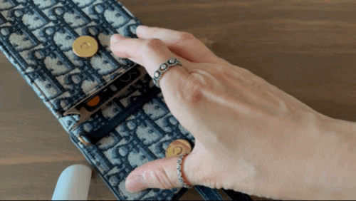 디올-버티컬-파우치-끈(체인)-줄이는-방법-영상