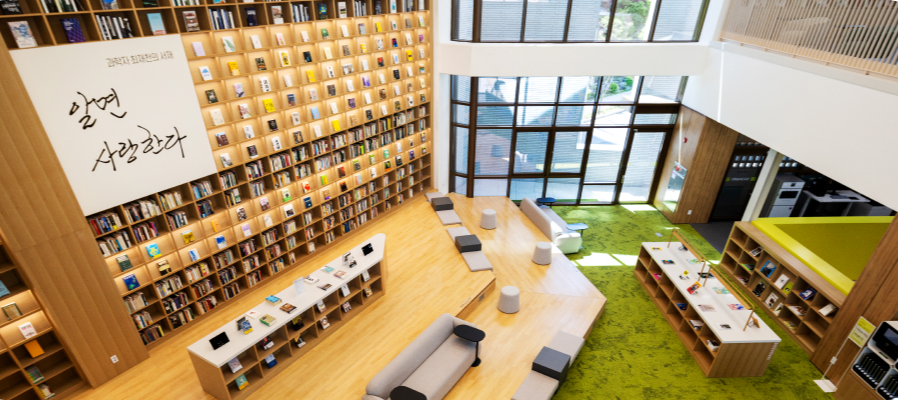 상일동 강동숲속도서관의 ‘최재천의 서가’ 모습