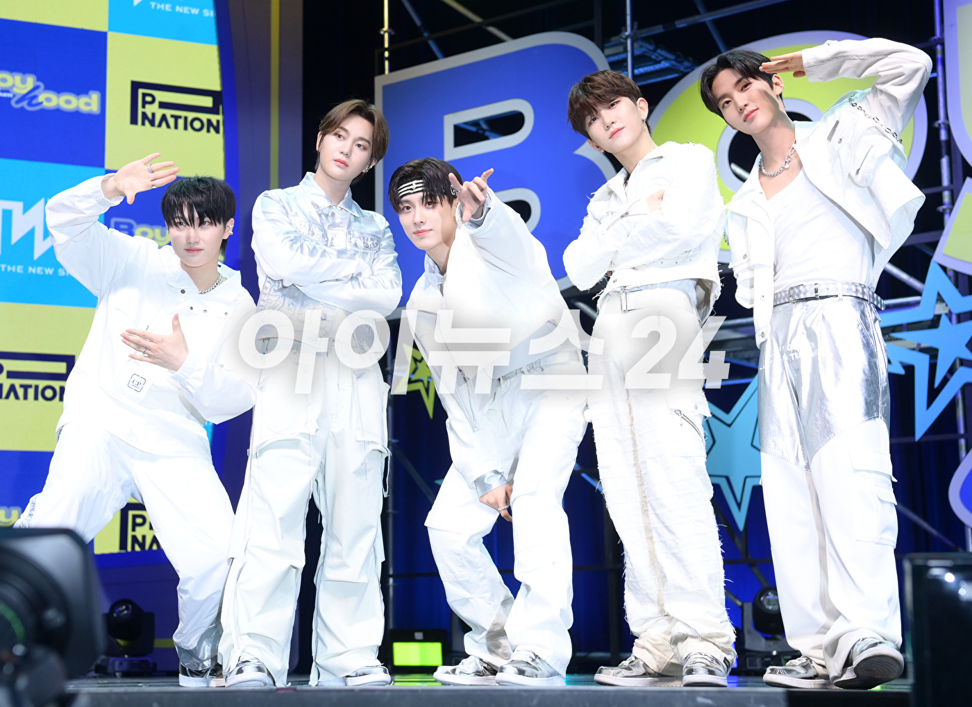 그룹 더뉴식스(TNX)가 7일 오후 서울 한남동 블루스퀘어에서 열린 더뉴식스 세 번째 미니 앨범 '보이후드'(BOYHOOD) 미디어 쇼케이스에 참석해 타이틀곡 '킥 잇 포 나우'(Kick It 4 Now) 무대를 선보이고 있다. [사진=정소희 기자]