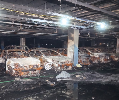 자동차 여러대가 지하주차장에서 전소된 상태
