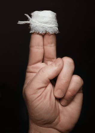 손가락 상처에 분대를 감은 사진